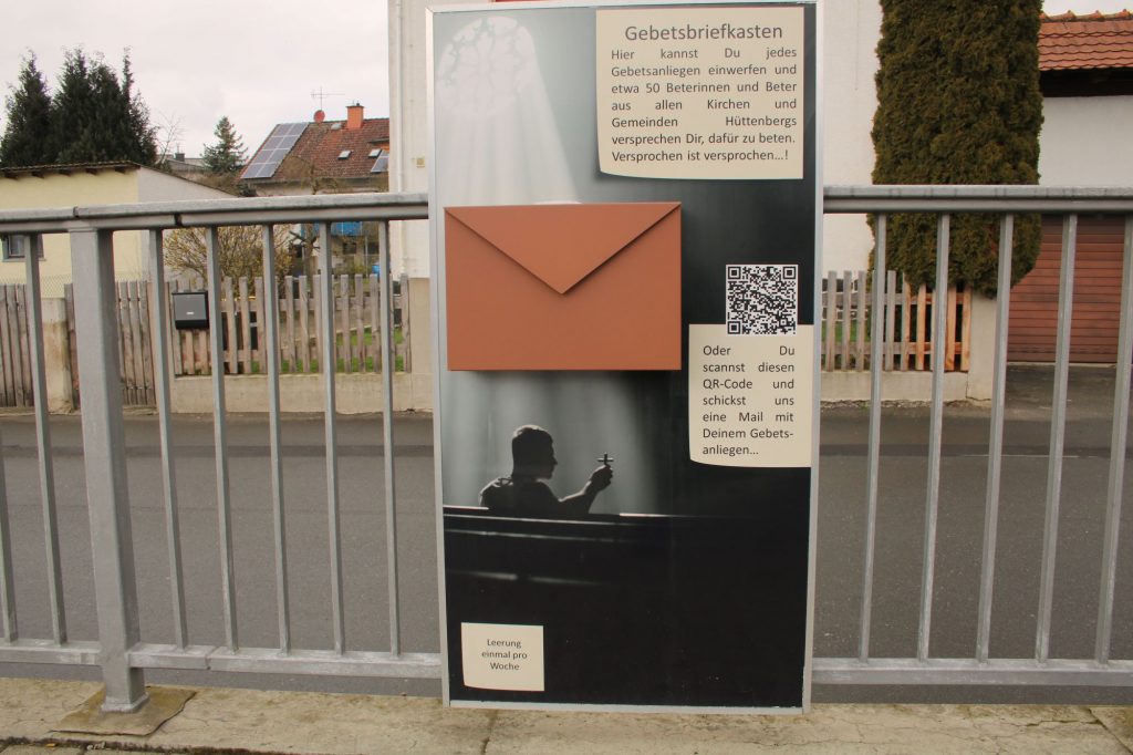 In diesen Briefkasten an der Bushaltestelle „Hochelheimer Straße“ in Rechtenbach können Menschen ihre Gebetsanliegen einwerfen.